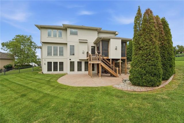 324 NW Thoreau Circle, Lee's Summit, MO 64081