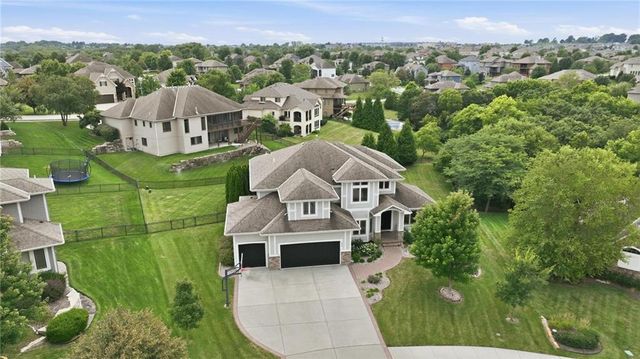324 NW Thoreau Circle, Lee's Summit, MO 64081