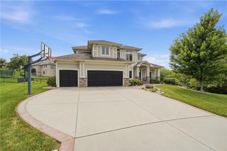 324 NW Thoreau Circle, Lee's Summit, MO 64081