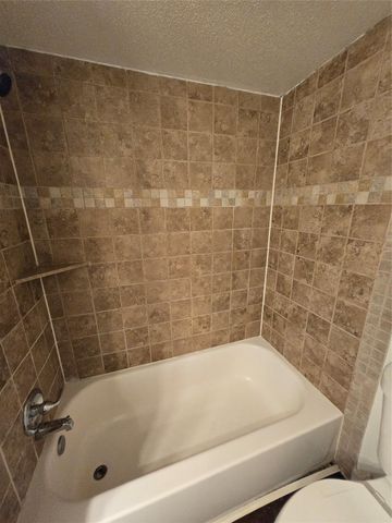 5661 Birchmont Drive E, Houston, TX 77091