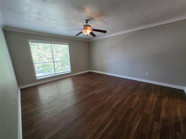 5661 Birchmont Drive E, Houston, TX 77091