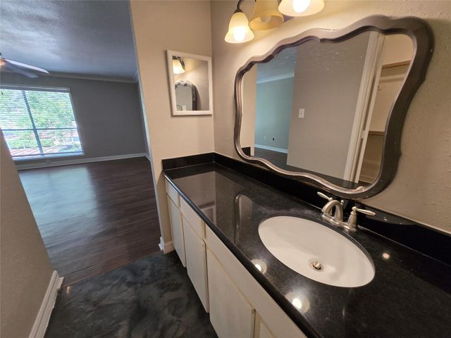 5661 Birchmont Drive E, Houston, TX 77091