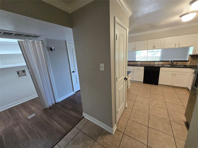 5661 Birchmont Drive E, Houston, TX 77091