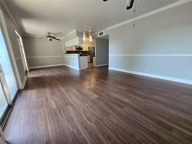 5661 Birchmont Drive E, Houston, TX 77091