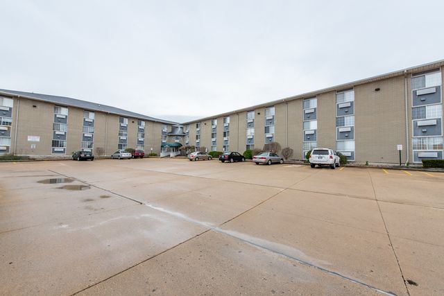 3305 Sunset Avenue 322-23, Waukegan, IL 60087