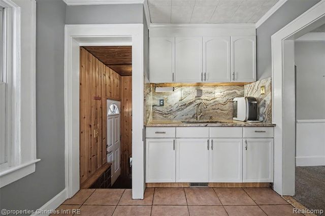 910 W Drayton Street, Ferndale, MI 48220