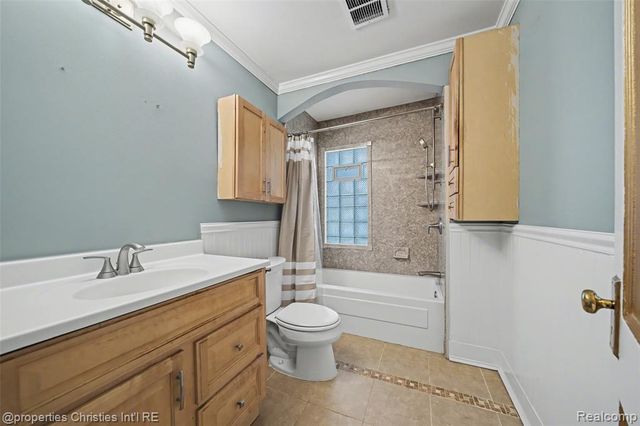 910 W Drayton Street, Ferndale, MI 48220