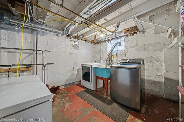 910 W Drayton Street, Ferndale, MI 48220