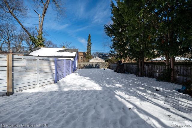 910 W Drayton Street, Ferndale, MI 48220