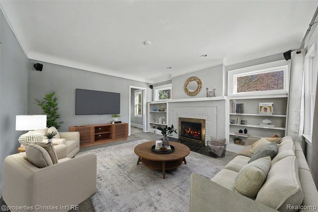 910 W Drayton Street, Ferndale, MI 48220