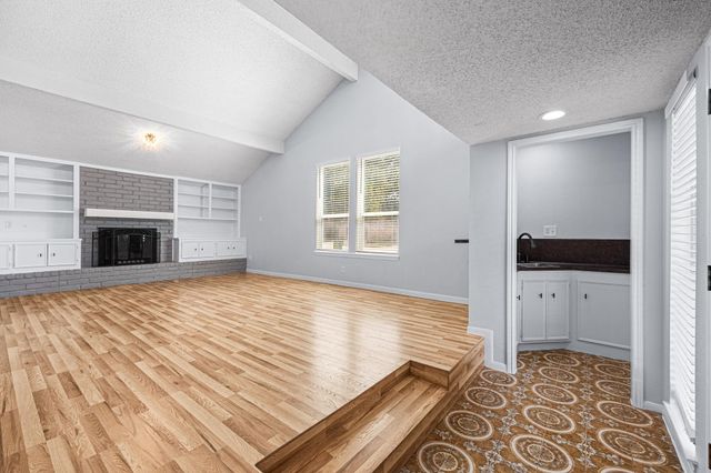 2926 Meadowcreek Drive, Missouri City, TX 77459