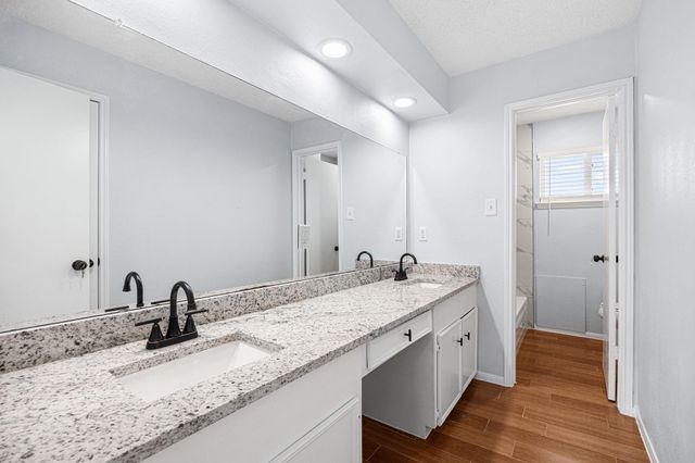 2926 Meadowcreek Drive, Missouri City, TX 77459