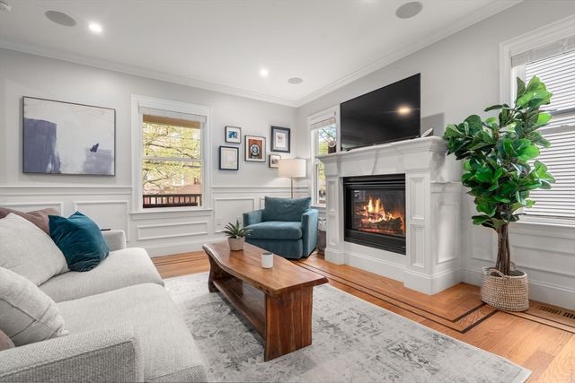 9 Bartlett Cres 1, Brookline, MA 02446