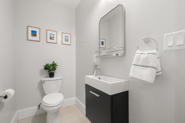 9 Bartlett Cres 1, Brookline, MA 02446