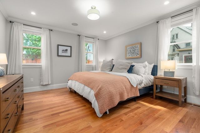 9 Bartlett Cres 1, Brookline, MA 02446