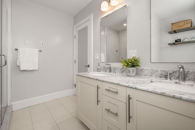 9 Bartlett Cres 1, Brookline, MA 02446
