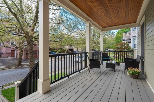 9 Bartlett Cres 1, Brookline, MA 02446
