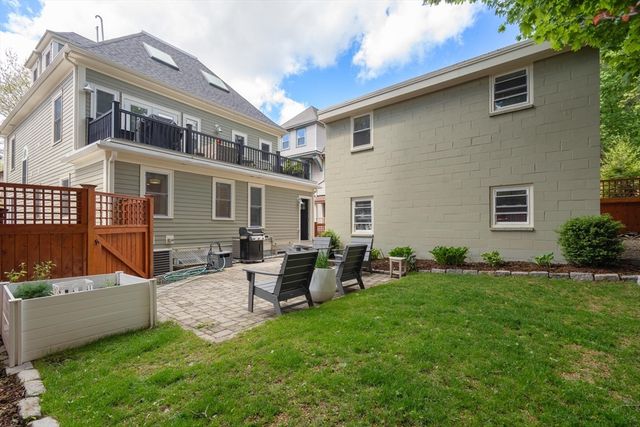 9 Bartlett Cres 1, Brookline, MA 02446