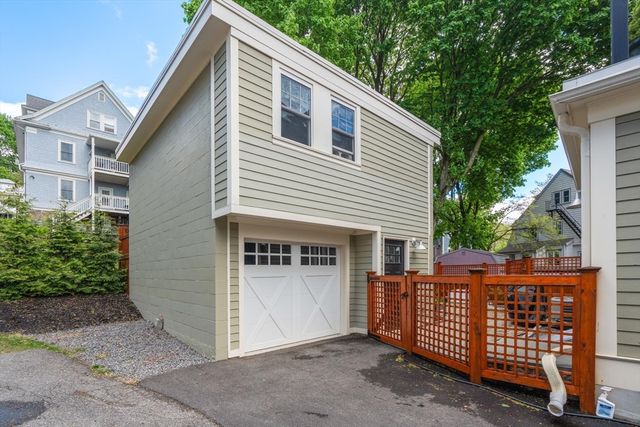 9 Bartlett Cres 1, Brookline, MA 02446