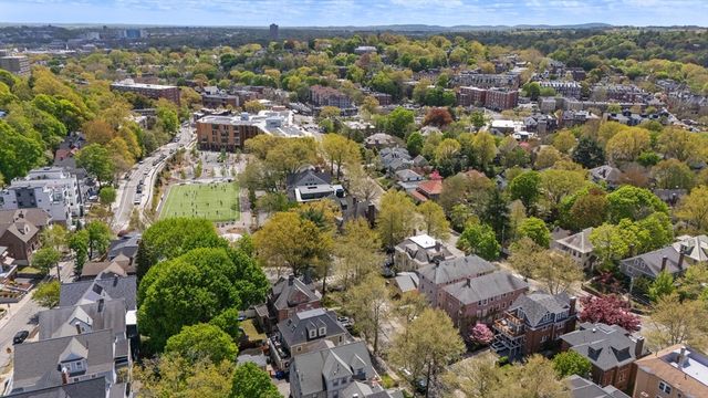 9 Bartlett Cres 1, Brookline, MA 02446