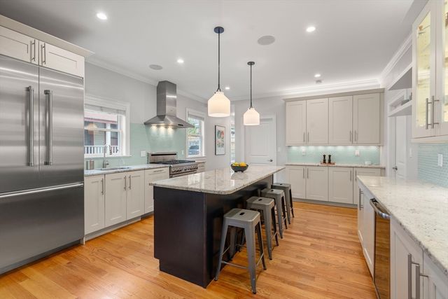 9 Bartlett Cres 1, Brookline, MA 02446