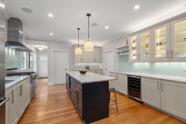 9 Bartlett Cres 1, Brookline, MA 02446