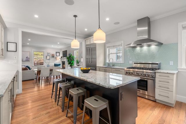 9 Bartlett Cres 1, Brookline, MA 02446