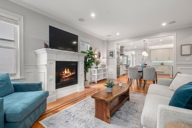 9 Bartlett Cres 1, Brookline, MA 02446