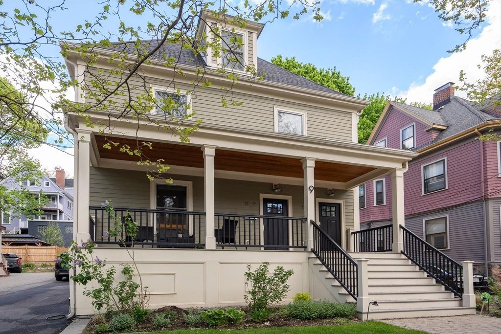 9 Bartlett Cres 1, Brookline, MA 02446