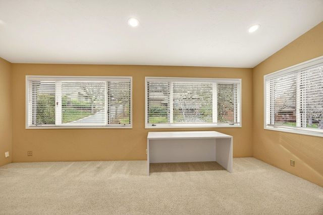 2585 Freedom Way, Medford, OR 97504