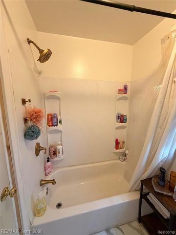 6624 Centralia Street, Dearborn Heights, MI 48127