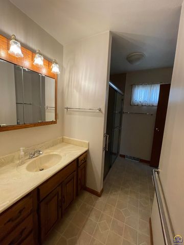 2924 SW Medford AVE, Topeka, KS 66611