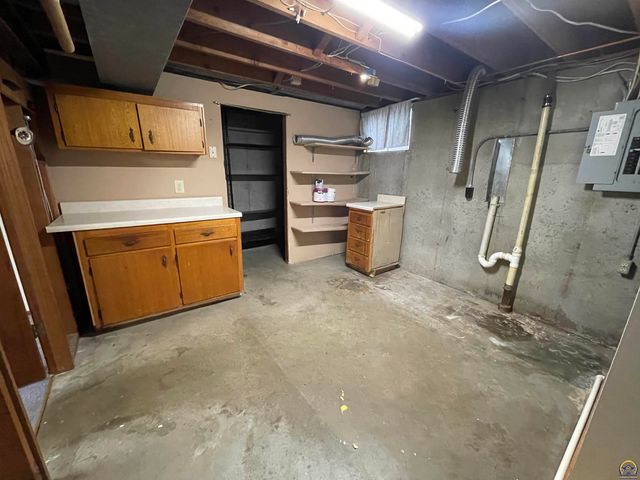 2924 SW Medford AVE, Topeka, KS 66611