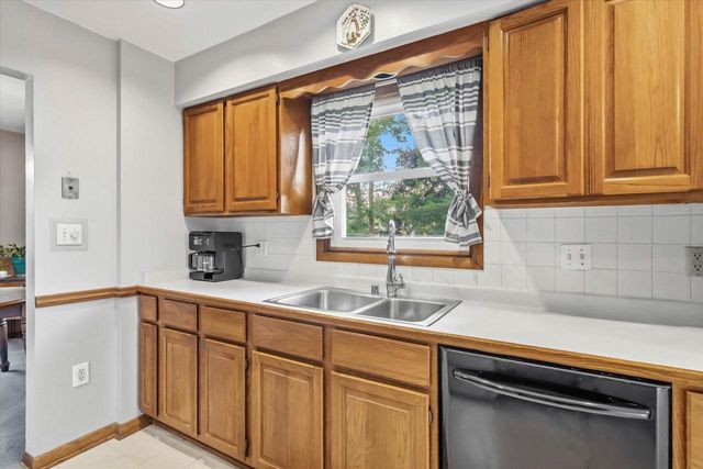 931 Fairview DRIVE, Port Washington, WI 53074