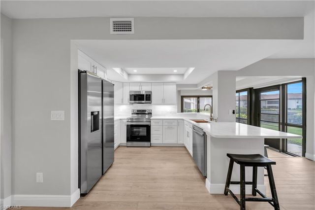 5790 Trailwinds DR 111, Fort Myers, FL 33907