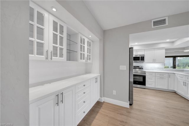 5790 Trailwinds DR 111, Fort Myers, FL 33907