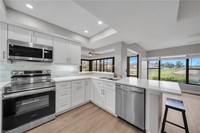 5790 Trailwinds DR 111, Fort Myers, FL 33907