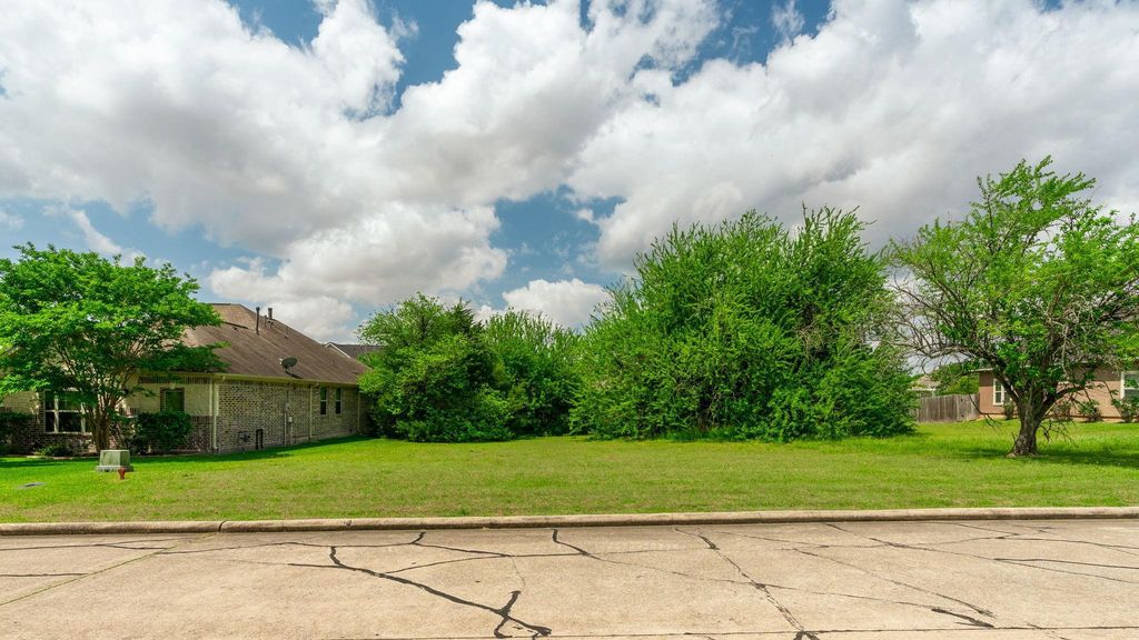 29 Bermuda Circle, Montgomery, TX 77356