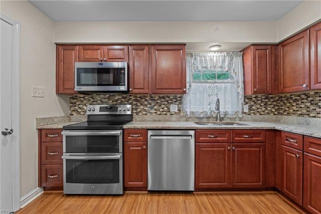 10 Kathy DR, Poquoson, VA 23662
