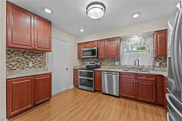 10 Kathy DR, Poquoson, VA 23662