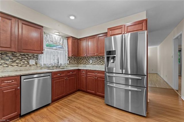 10 Kathy DR, Poquoson, VA 23662