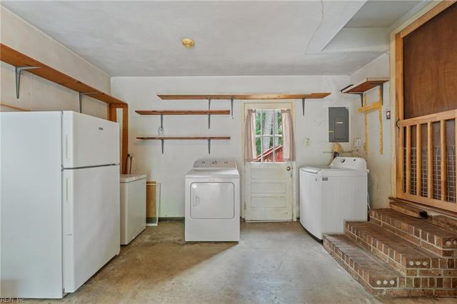 10 Kathy DR, Poquoson, VA 23662
