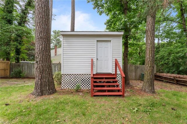 10 Kathy DR, Poquoson, VA 23662