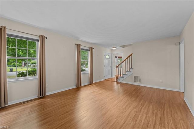 10 Kathy DR, Poquoson, VA 23662