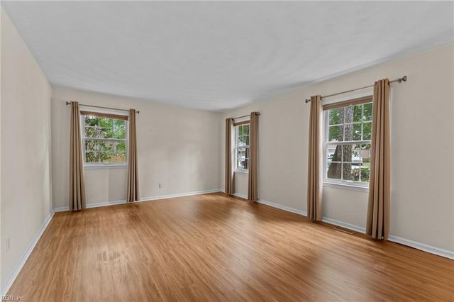 10 Kathy DR, Poquoson, VA 23662