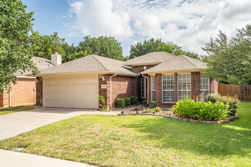 4324 Stone Hollow Way, Fort Worth, TX 76040