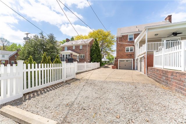 275 Old Clairton Rd, Pleasant Hills, PA 15236