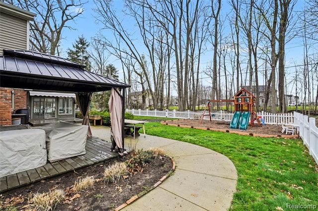 609 Westover Pass, Grand Blanc, MI 48439