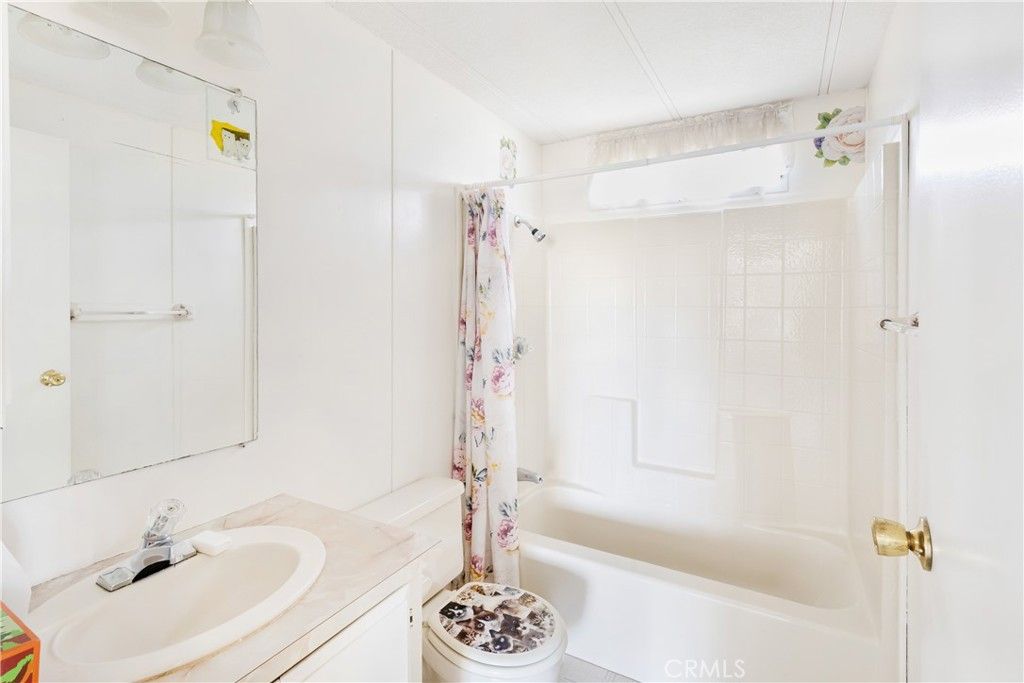 Image 15 of property listing at 13352 Gentian Court, Phelan, CA 92371