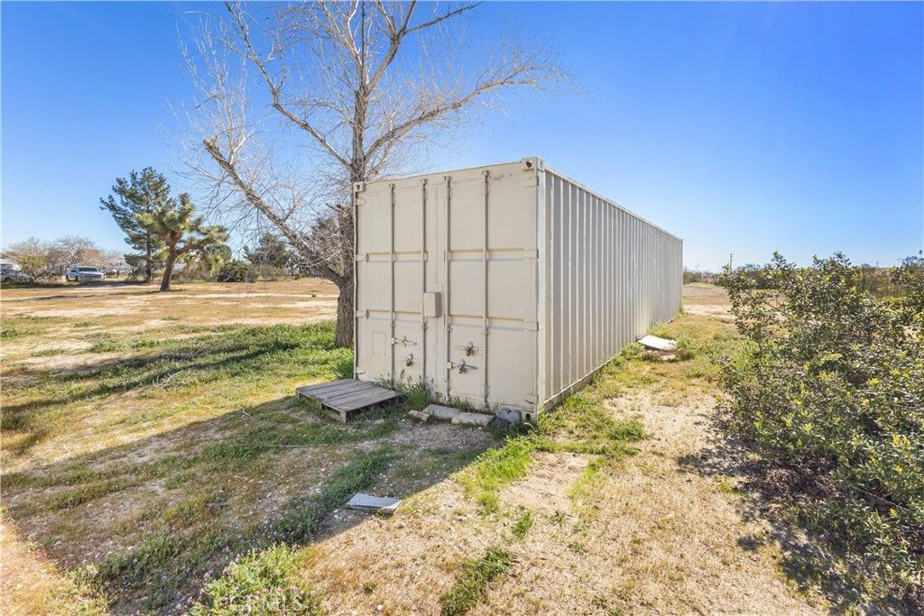 Image 4 of property listing at 13352 Gentian Court, Phelan, CA 92371